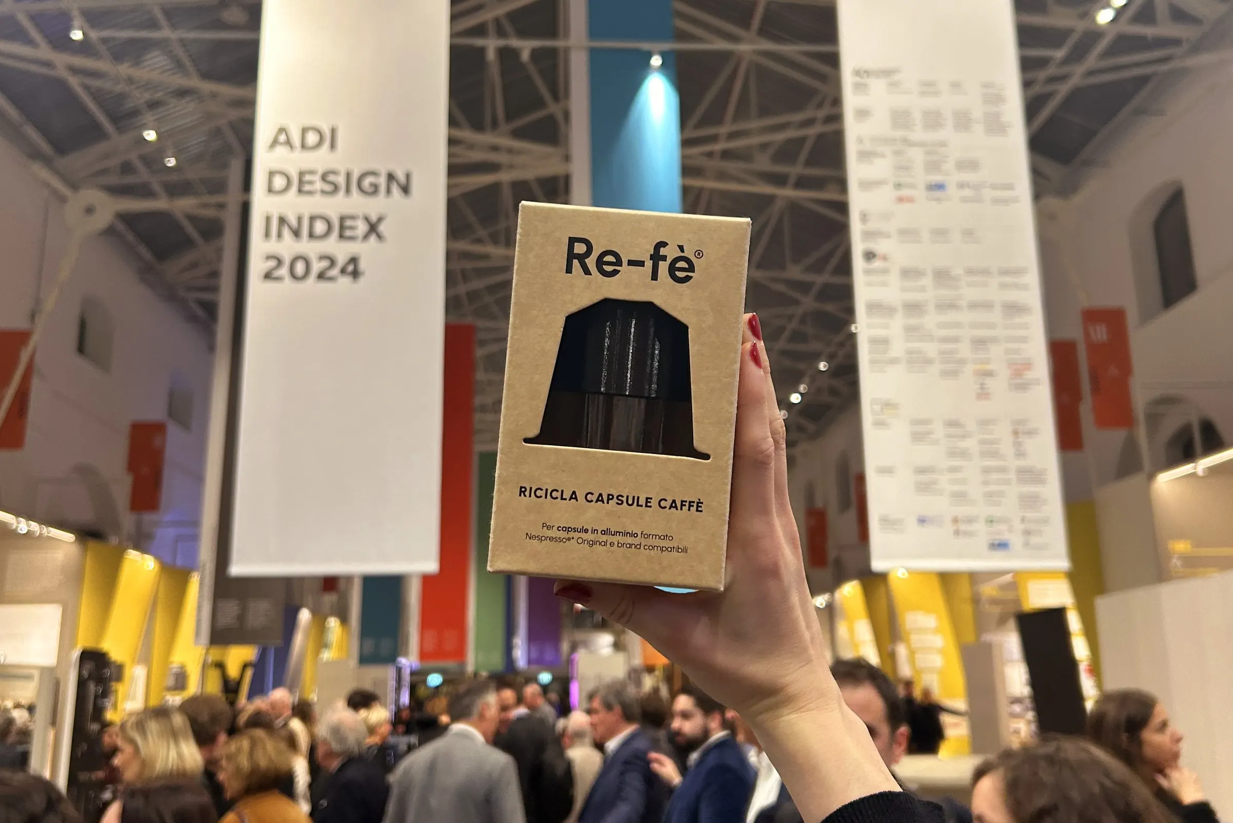 Confezione Re-fè Original tenuta in mano all'evento ADI Design Index 2024