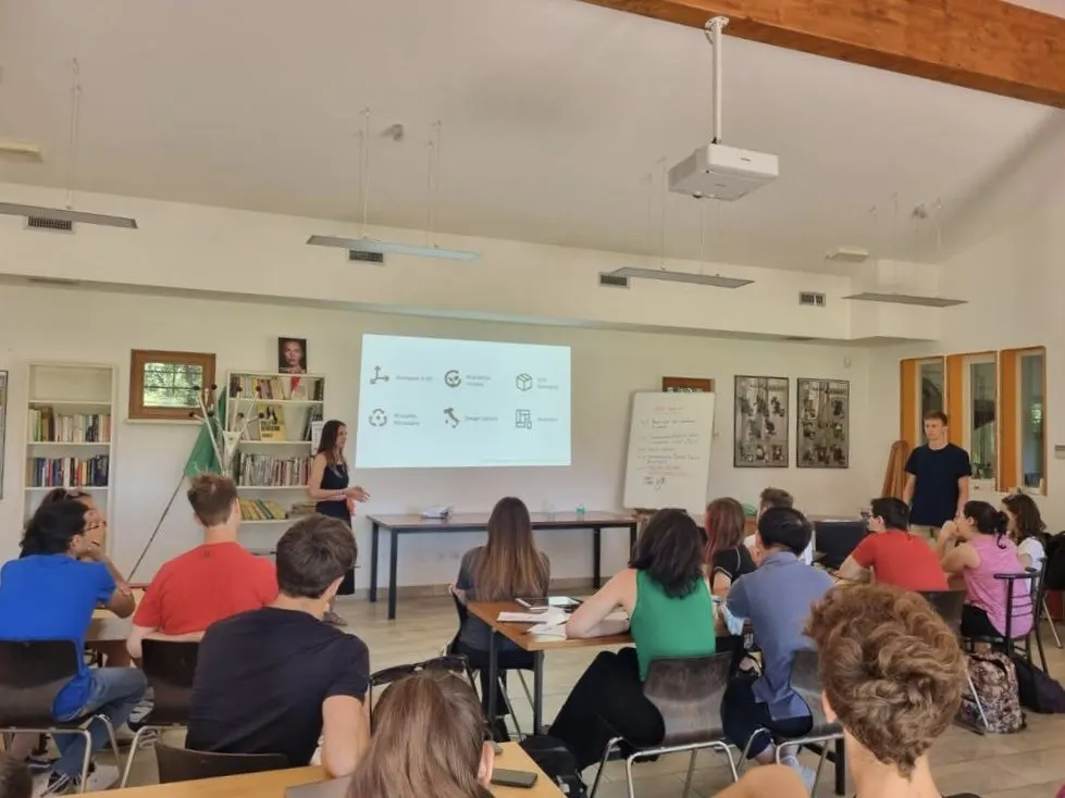 A Re-fè lesson in a classroom