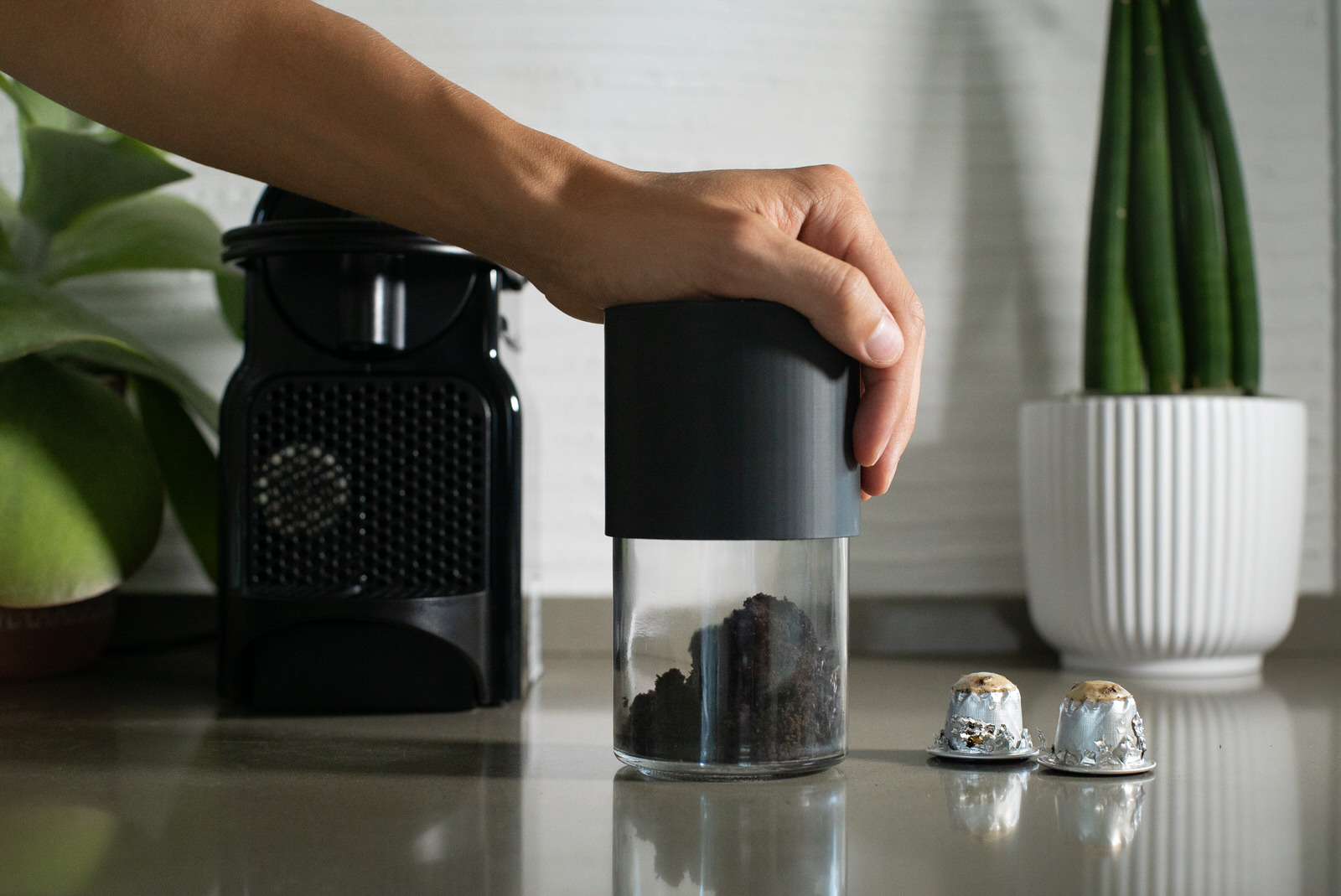 NIMS SpA - Aggiungi un tocco di eleganza al tuo rito quotidiano: la Coffee  Box ti permette di conservare le tue capsule in un contenitore pratico ed  elegante!